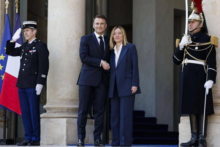 Summit su Ucraina, Macron: Russia non tratta, sanzioni restano