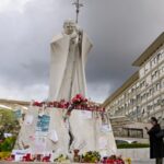 Papa Francesco lascia il Gemelli: due mesi di convalescenza