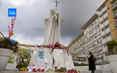 Papa Francesco lascia il Gemelli: due mesi di convalescenza