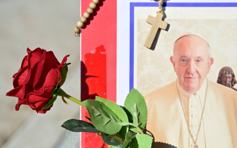 Stabilità clinica per Papa Francesco, lieve miglioramento