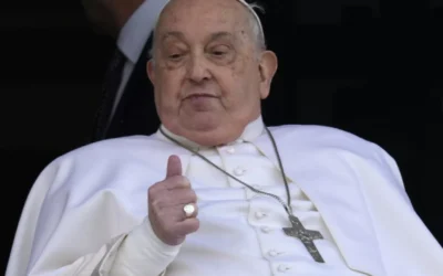 Papa Francesco lascia il Gemelli, torna a Santa Marta