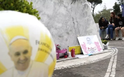 Papa Francesco lascia il Gemelli: due mesi di convalescenza
