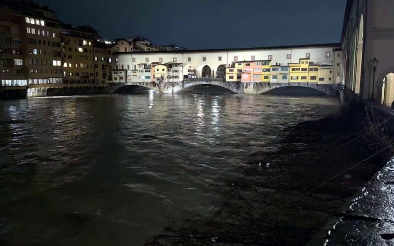 Maltempo in Toscana: l’Arno ha superato il colmo di piena