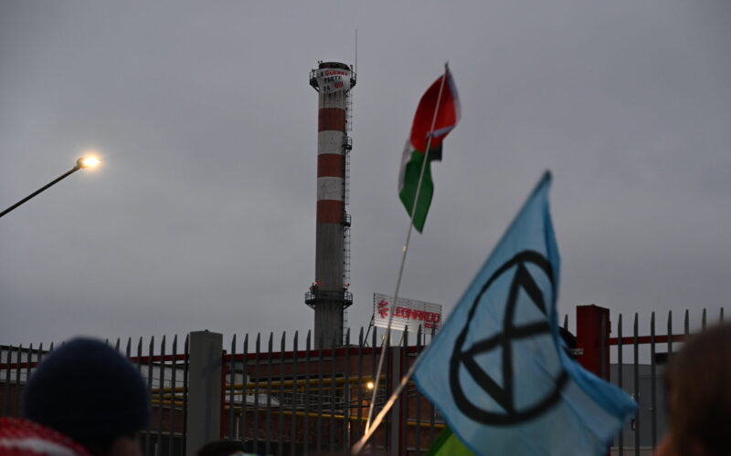Scritta di Extinction Rebellion sulla ciminiera di Leonardo