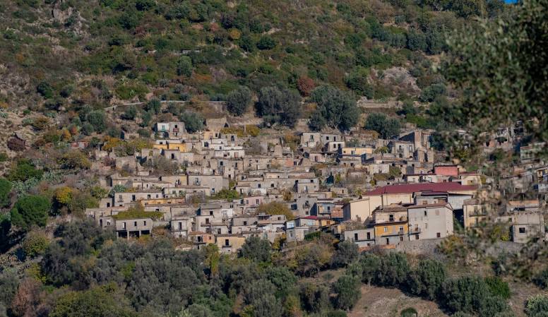 Sciolti tre consigli comunali per infiltrazioni mafiose