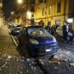Notte di tensione, danni e gente in strada a Napoli