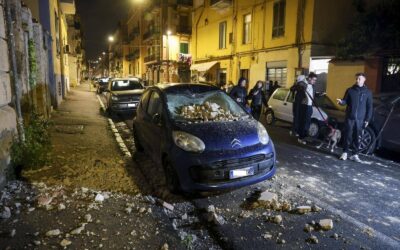 Notte di tensione, danni e gente in strada a Napoli