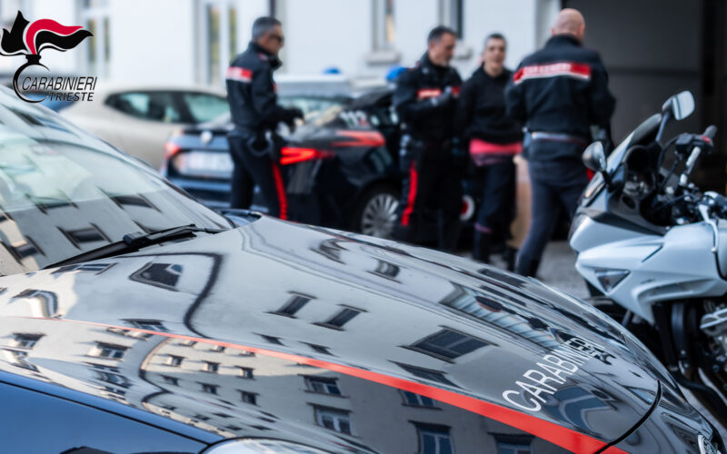 Palpeggia studentessa e colpisce la sorella: denunciato