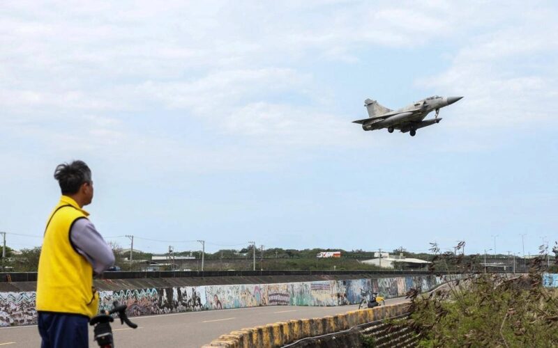 Cina simula attacchi a Taiwan durante esercitazioni a fuoco vivo