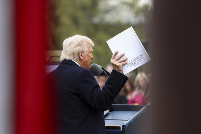 Trump annuncia dazi reciproci: imposte del 20% sull’UE