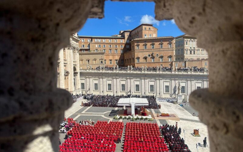 L’ultimo saluto a Papa Francesco, un pontefice per gli ultimi