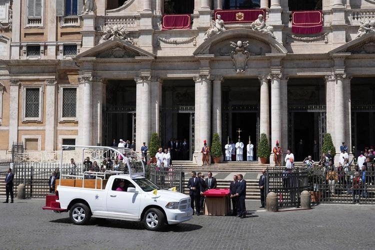 L’ultimo viaggio di Papa Francesco[FOTO & VIDEO]: Roma saluta il Pontefice