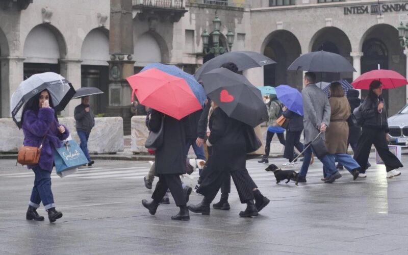 Maltempo, allerta in sette regioni: piogge e venti intensi