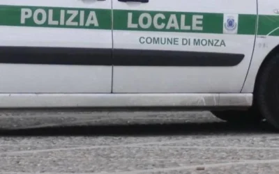 Monza, ciclista investito e ucciso fuori da Villa Reale: tir lo trascina per 500 metri senza fermarsi