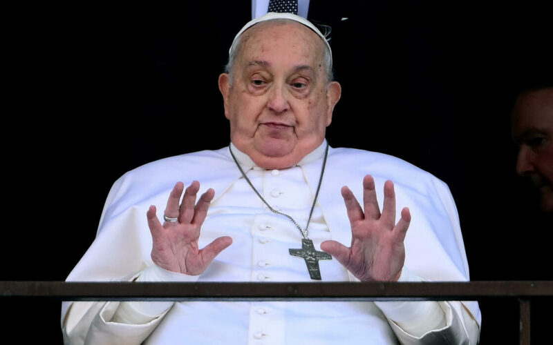 Papa Francesco, condizioni stabili, lievi miglioramenti ai polmoni