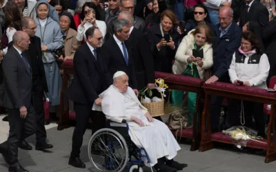 Papa Francesco in piazza San Pietro a fine messa