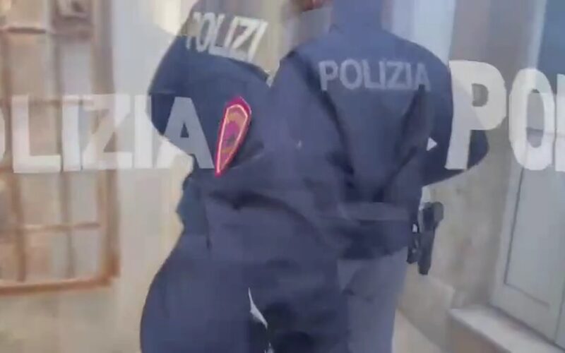 17enni siracusani perseguitano anziano, disposta la comunità