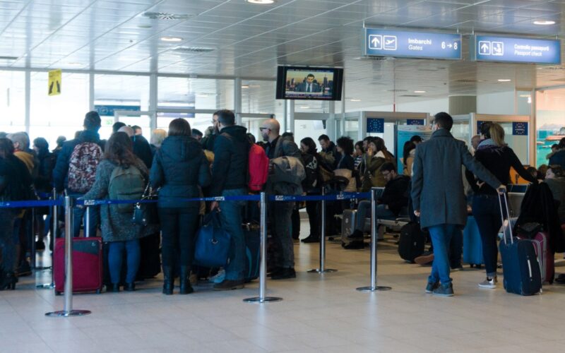 Ponte 25 aprile, rischio disagi aerei: i diritti dei passeggeri