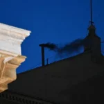 Conclave, la prima fumata è nera: domani nuovo voto per eleggere il Papa