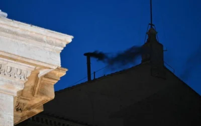 Conclave, la prima fumata è nera: domani nuovo voto per eleggere il Papa