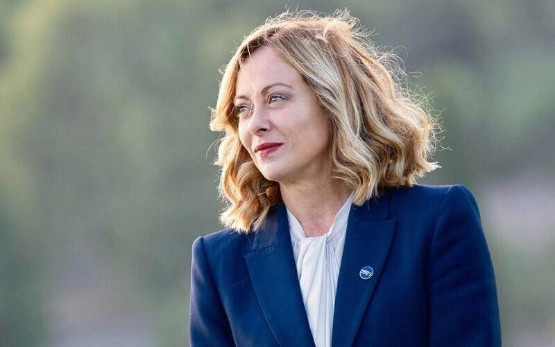 Meloni chiama Papa Leone XIV: sostegno all’impegno per la pace