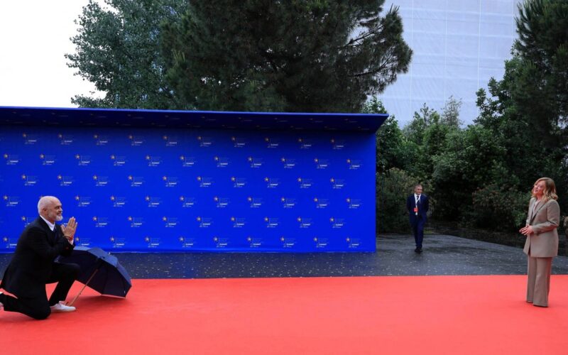 Meloni arriva a Tirana, Rama si inginocchia ancora