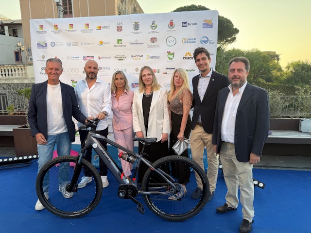 Mobilità Sostenibile: Bici e Bus Elettrici per Riserve Messinesi