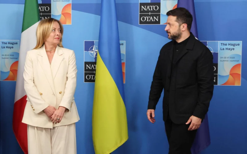 Ucraina, Zelensky ‘lascia’ la divisa: al vertice Nato con giacca e camicia