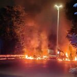 Assalto a centro logistico nel Milanese, camion incendiati