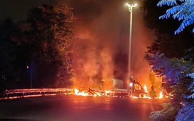 Assalto a centro logistico nel Milanese, camion incendiati