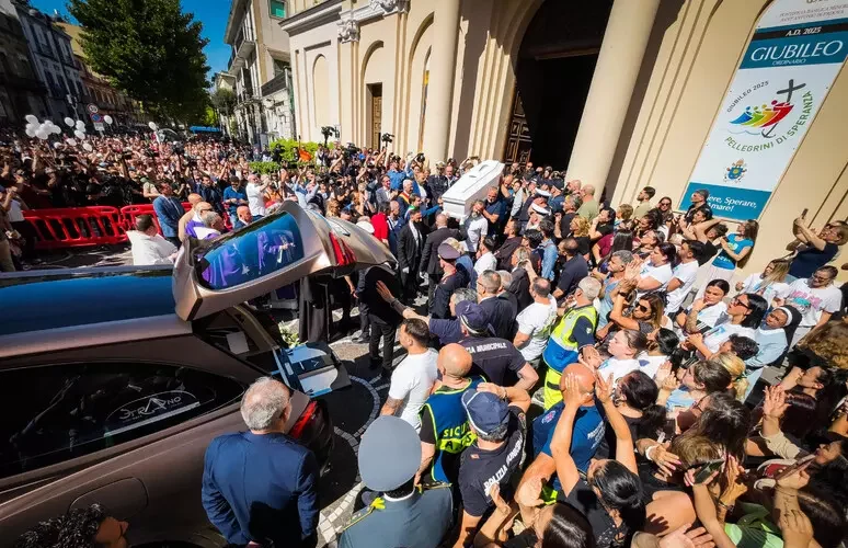 Funerali di Martina, applausi e rabbia ad Afragola