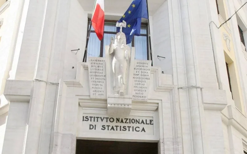 Istat, la stima: scende fiducia dei consumatori, sale quella delle imprese