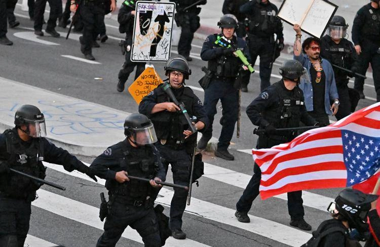 Los Angeles sotto coprifuoco: scontri e arresti in massa