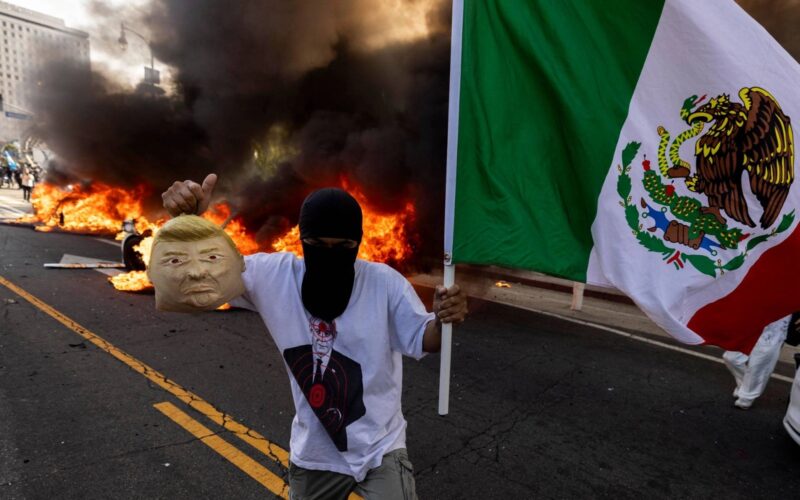 Scontri a Los Angeles per i raid anti-migranti di Trump