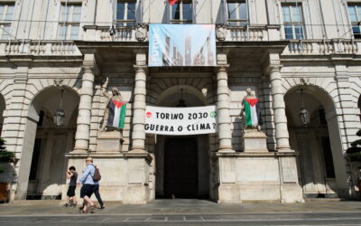 Extinction Rebellion veste le statue del Comune a Torino
