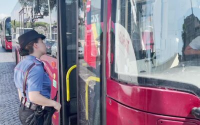 Branco aggredisce passeggero libico sul bus: quattro indagati