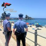 Carabinieri salvano sorelle in mare, grave la più grande
