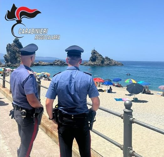 Carabinieri salvano [VIDEO] sorelle in mare, grave la più grande