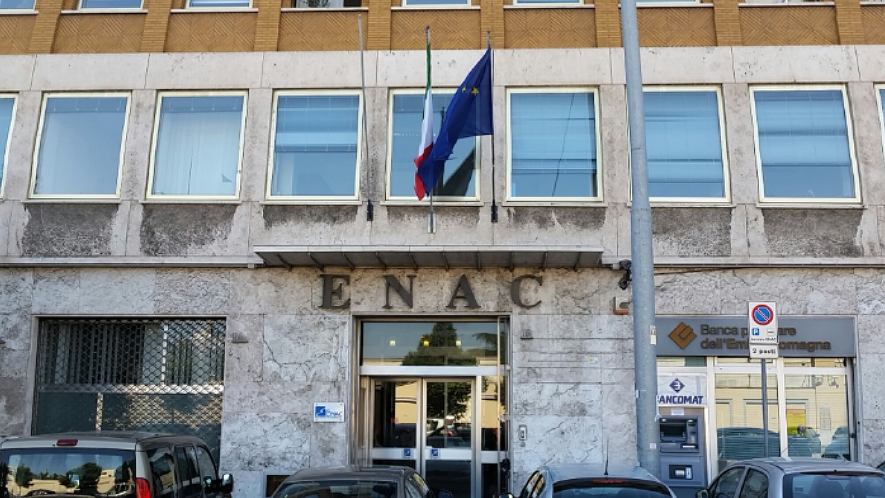 Otto anni per un rimborso aereo: giustizia paralizzata