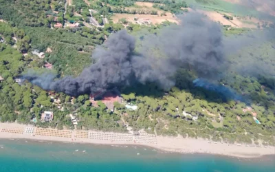 Fiamme nella pineta di Castiglione della Pescaia, 600 evacuati da un campeggio