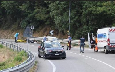 Moto travolta in curva, muore poliziotto, autista ubriaco libero