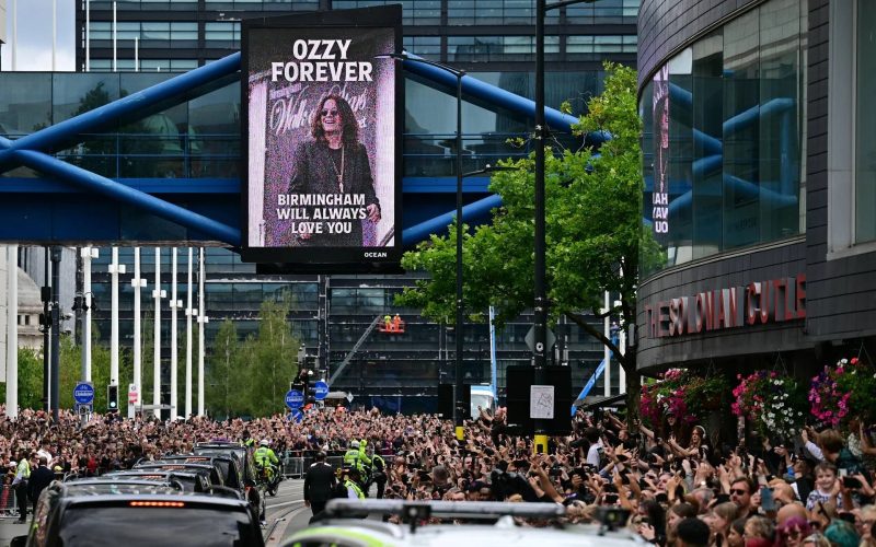 Addio a Ozzy Osbourne: in migliaia a Birmingham