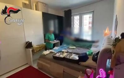 Medico sospeso operava in casa: arresti domiciliari a Roma