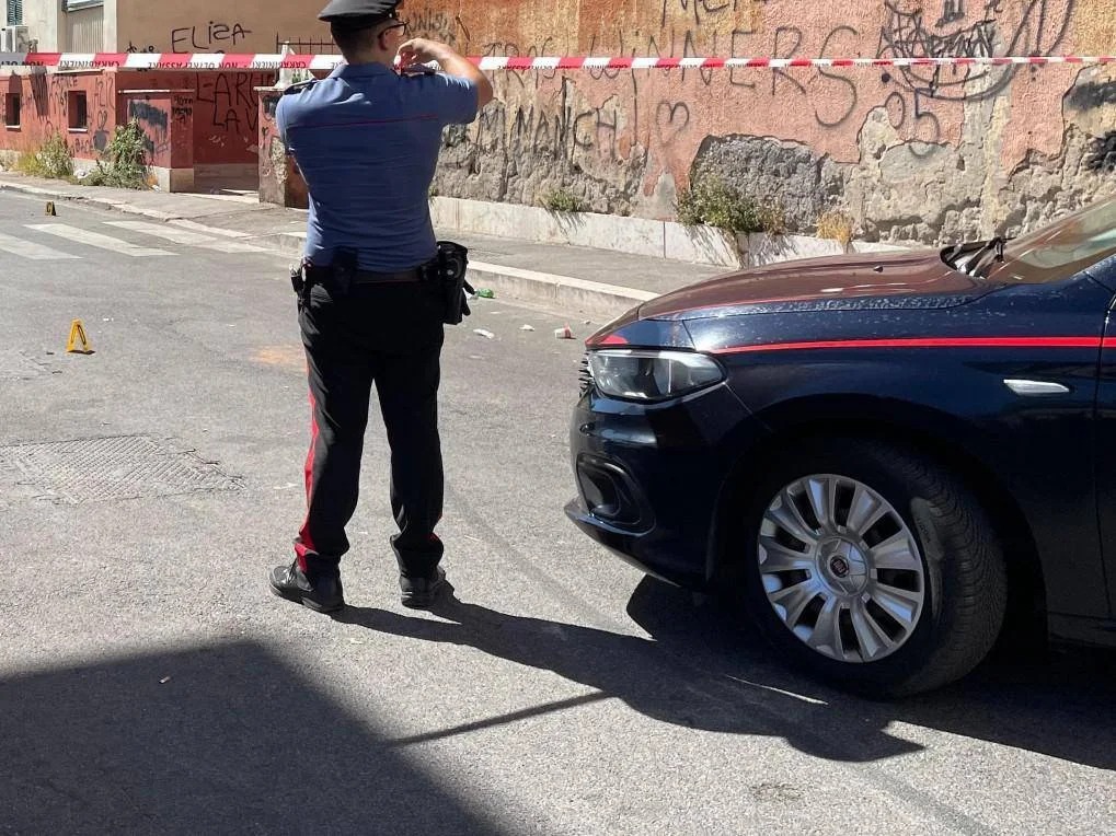 Spari al Quarticciolo, feriti due uomini e auto bloccata