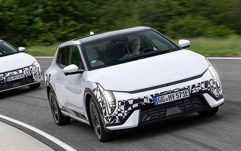 KIA EV4 debutta in Europa con sicurezza e comfort avanzati