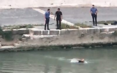Carabinieri si tuffano nel Tevere e salvano un 22enne