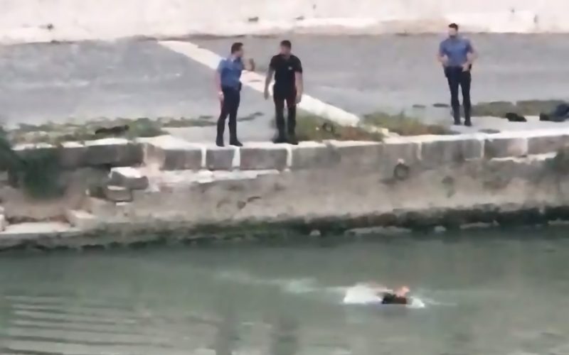 Carabinieri si tuffano nel Tevere e salvano un 22enne