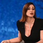 Lite tra Belen e benzinaio a Porto Cervo, bufera social