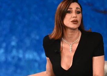 Lite tra Belen e benzinaio a Porto Cervo, bufera social