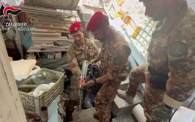 Kalashnikov nascosto nel centro di Marina di Gioiosa Ionica